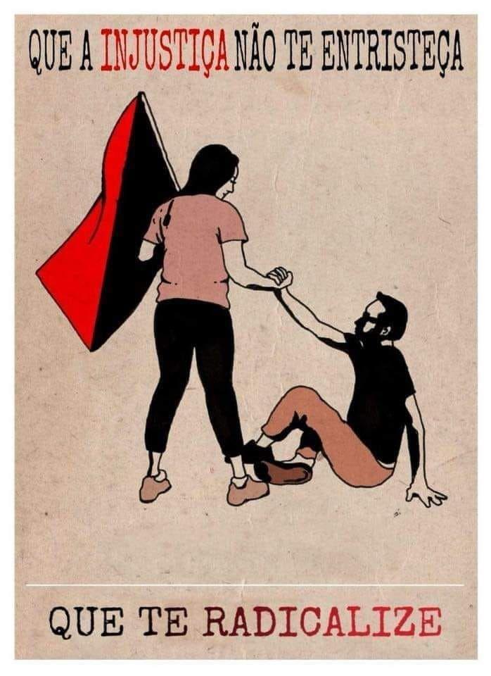 Ilustração de uma pessoa segurando uma bandeira anarquista vermelha e preta ajudando outra pessoa a se levantar com a legenda "que a injustiça não te entristeça que te radicalize".